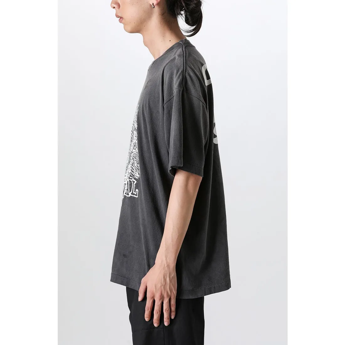 SAINT Mxxxxxx CHOSEN SS TEE/BLK Burst pattern/fingerprint print Chosen Tee Washed black S-XL Look for cylindrical fabrics without side seams. Don’t buy open-width fabrics anymore. It’s boring. Assute garment dyeing. Spray the whole piece with Ma Liu. Re-spray heavy fade. Collar and cuffs are frayed. Many places are broken. Authentic grade printing restored. Original consistent main mark/wash mark/with little angel anti-counterfeiting label.